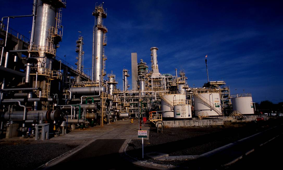 Fluid catalytic cracking unit at Rlam, Petrobras Refinery in Bahia, on sale Photo: Juarez Cavalcanti / Agência O Globo