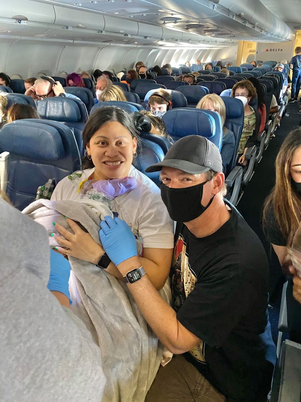 A woman gives birth during a flight to Hawaii |  Scientist