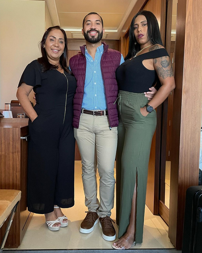 Gilles de Vigor with his mother, Jaquera Santana, and sister, Janelli Nogueira.  (Photo: Instagram)