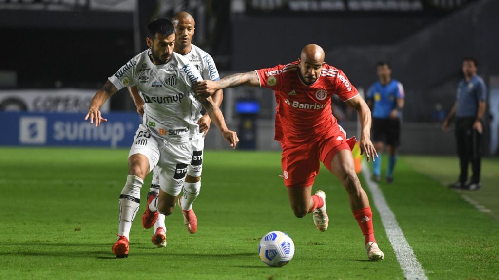 Santos turns on Internacional, but suffers a last-minute equalizer with Qanoon in an amazing match.