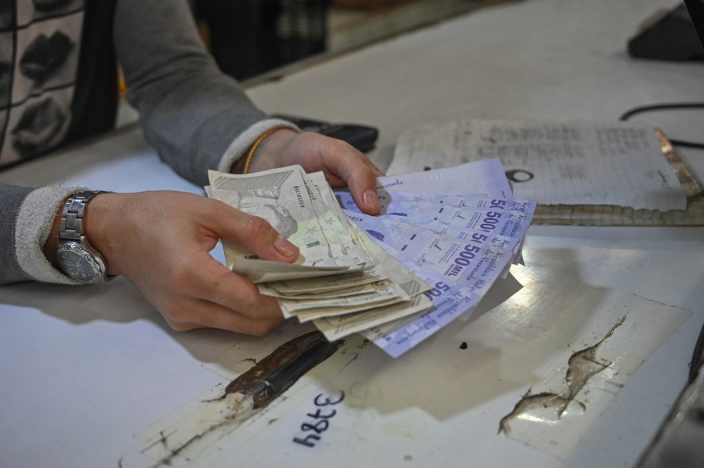 Venezuelans rush to spend money before cutting six zeros in the national currency |  Economie