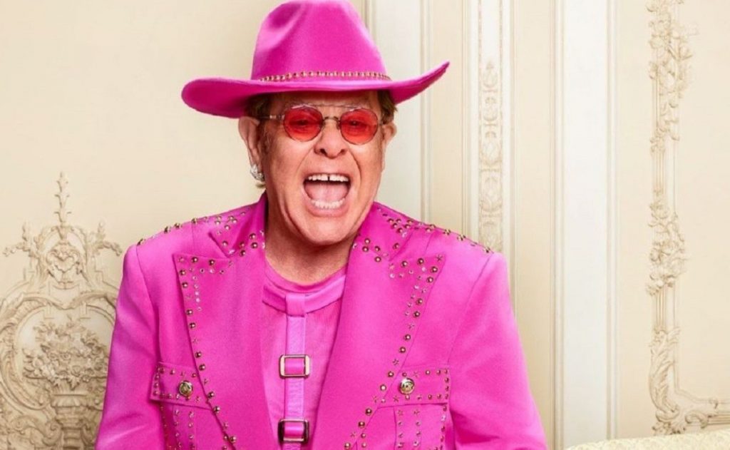 Elton John announces the postponement of the tour after hitting the house