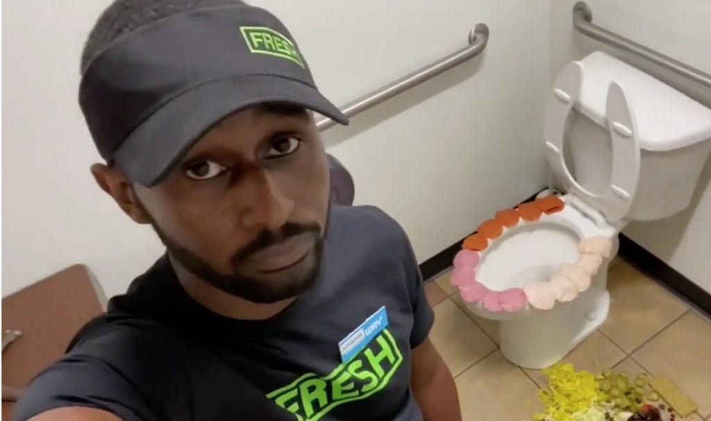 A restaurant employee was fired for stepping on ingredients and placing them on the toilet edge in the United States |  Globalism