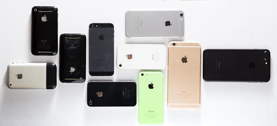 *** FILE *** S & # xc3;  S & # xc3;  O PAULO, SP, 01.06.2017 - Presentation of many generations of Apple mobile phones.  (Photo: Gabriel Cabral/Folhapress)