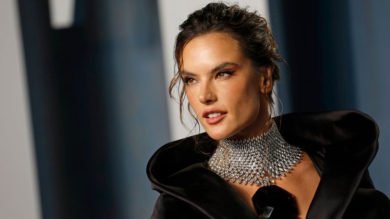 Alessandra Ambrosio co-stars in Rolling Stone Live;  Check it out Rolling Stone