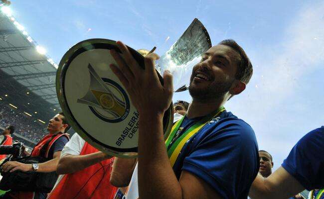 Everton Ribeiro transmits the national anthem and congratulates Cruzeiro: “Welcome back”