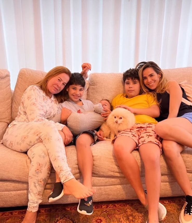 Zilu poses with Wanessa Camargo and her grandchildren