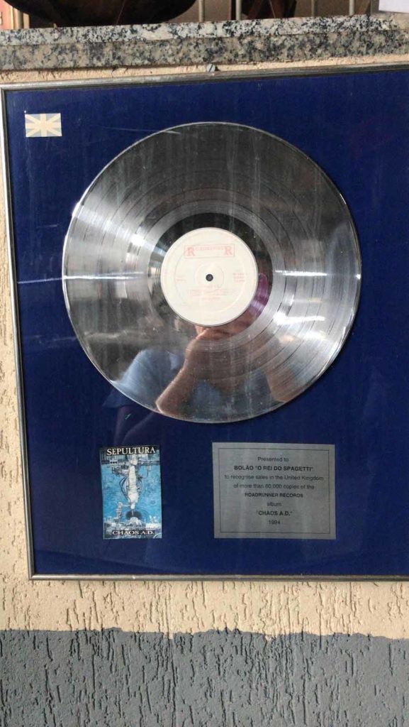 Sepultura certification disk installed in the Bolão II restaurant