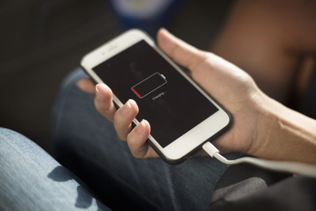 4 tips to charge your cell phone faster