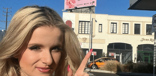 A singer takes revenge on her ex-husband with pictures in front of her building